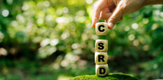 csrd Corporate Sustainability Reporting Directive (CSRD) Concept. The European Union and financial reporting standards regarding sustainability disclosures. Stop the clock : l’impératif de compétitivité reprend le dessus sur les obligations des entreprises en matière de durabilité