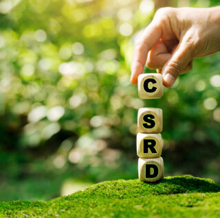 csrd Corporate Sustainability Reporting Directive (CSRD) Concept. The European Union and financial reporting standards regarding sustainability disclosures. Stop the clock : l’impératif de compétitivité reprend le dessus sur les obligations des entreprises en matière de durabilité