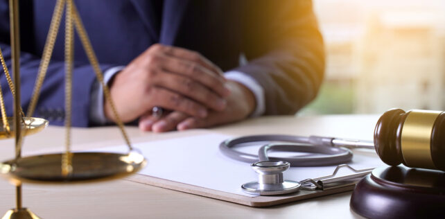 Law gavel stethoscope Health care business rules Accident du travail en cours de préavis : attention à la protection !