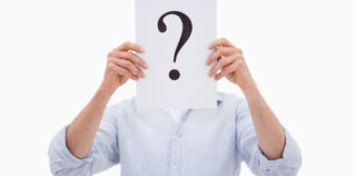 Portrait of a man hiding his face behind a question mark against a white background Témoignages anonymisés : un juste équilibre entre droit à la preuve et droit au procès équitable ?