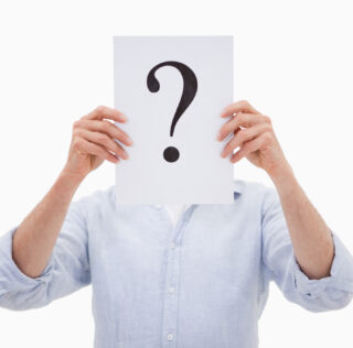 Portrait of a man hiding his face behind a question mark against a white background Témoignages anonymisés : un juste équilibre entre droit à la preuve et droit au procès équitable ?