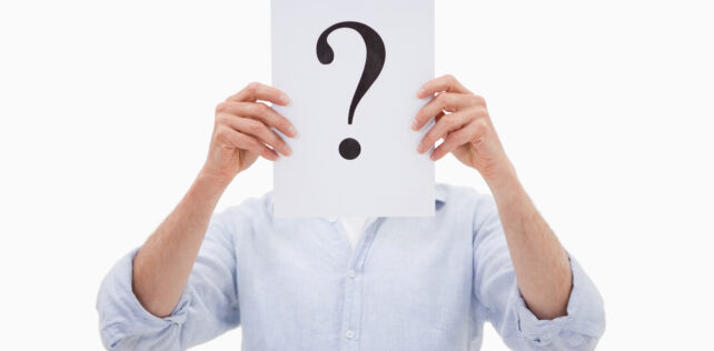 Portrait of a man hiding his face behind a question mark against a white background Témoignages anonymisés : un juste équilibre entre droit à la preuve et droit au procès équitable ?
