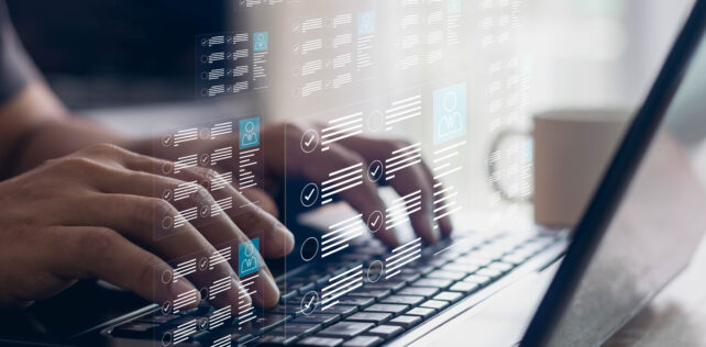 Human resources and management concept. Employees must complete the online survey form, answer the test questions, and Mark the checklist on a clipboard. Online business concept. La relation de travail mise à nue ou quand l’employeur est obligé de tout dévoiler au salarié