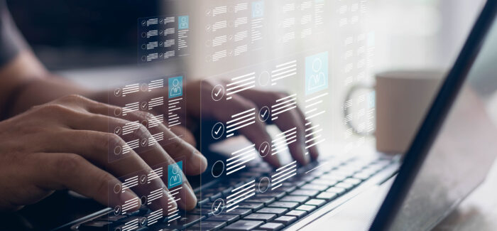 Human resources and management concept. Employees must complete the online survey form, answer the test questions, and Mark the checklist on a clipboard. Online business concept. La relation de travail mise à nue ou quand l’employeur est obligé de tout dévoiler au salarié