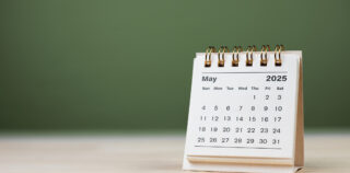 Calendar page May of the year 2025 white color on green background. with copy space and business design. concept of planning and setting new strategic goals. A l’approche du mois de mai, comment gérer les ponts et les jours fériés ?