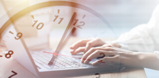 Business working times concept people work typing on laptop computer overlay with in time clock to lunch break Statut de cadre dirigeant – attention aux abus !