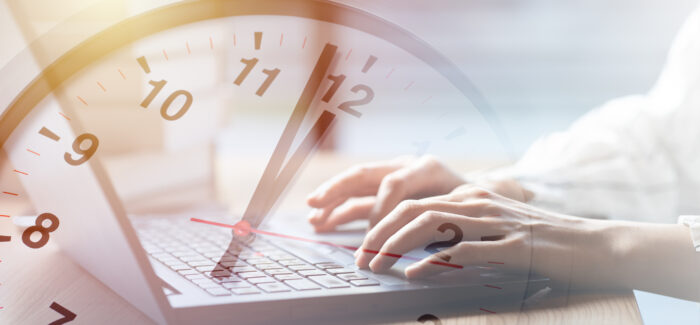 Business working times concept people work typing on laptop computer overlay with in time clock to lunch break Statut de cadre dirigeant – attention aux abus !