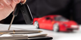 Business concept, car insurance, sell and buy car, car financing, car key for Vehicle Sales Agreement. New carowners are taking keys from male salespeople. Conservation du véhicule de fonction pendant le congé de reclassement : c’est non !