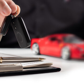 Business concept, car insurance, sell and buy car, car financing, car key for Vehicle Sales Agreement. New carowners are taking keys from male salespeople. Conservation du véhicule de fonction pendant le congé de reclassement : c’est non !