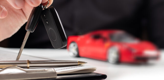 Business concept, car insurance, sell and buy car, car financing, car key for Vehicle Sales Agreement. New carowners are taking keys from male salespeople. Conservation du véhicule de fonction pendant le congé de reclassement : c’est non !