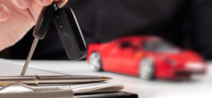 Business concept, car insurance, sell and buy car, car financing, car key for Vehicle Sales Agreement. New carowners are taking keys from male salespeople. Conservation du véhicule de fonction pendant le congé de reclassement : c’est non !