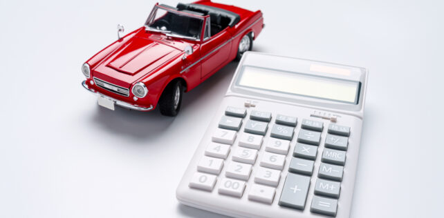 Calculator and sports car isolated on white background TVA : véhicules de tourisme mis à disposition des salariés