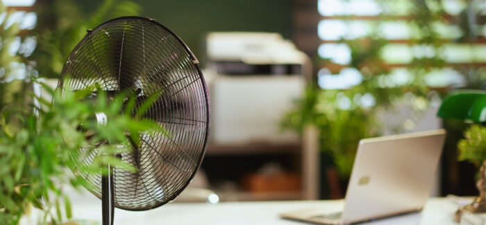 Summer time. metal ventilator in modern green office. Canicule : Nouvelles obligations relatives à la prévention des risques liés à la chaleur au travail