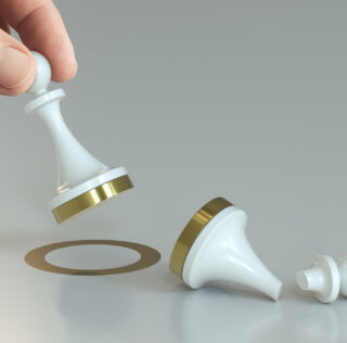 Hand holding a pawn for beating competition. Concept of competitive strategy in business. Composite between a hand image and a 3D background Violation de la clause de non-concurrence et remboursement de la contrepartie financière : une règle qui s’applique si la clause n’est pas valable