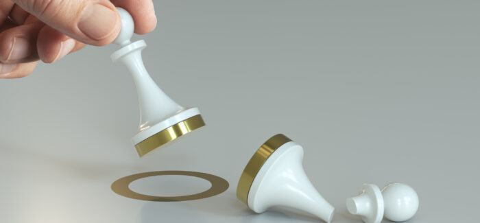 Hand holding a pawn for beating competition. Concept of competitive strategy in business. Composite between a hand image and a 3D background Violation de la clause de non-concurrence et remboursement de la contrepartie financière : une règle qui s’applique si la clause n’est pas valable