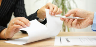 Woman tears agreement documents in front of agent who wants to get a signature Licenciement après la conclusion d’une rupture conventionnelle : dans quelles conditions et avec quels effets ?