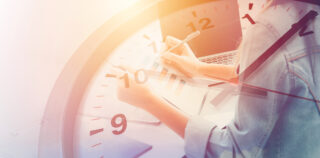 busy office staff in business time working hours concept. Mi-temps thérapeutique : un temps partiel original ?