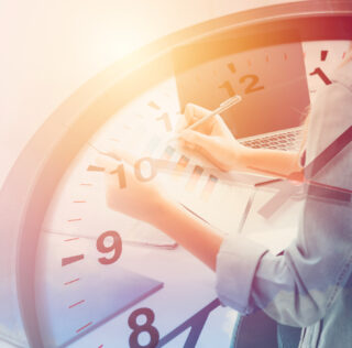busy office staff in business time working hours concept. Mi-temps thérapeutique : un temps partiel original ?