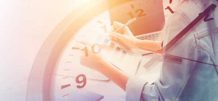 busy office staff in business time working hours concept. Mi-temps thérapeutique : un temps partiel original ?
