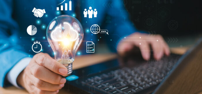 Business technology solution, Cloud digital network concept. Investor man hold light bulb infographic diagram of cloud computing information technology icon. Big data connection, communication storage Intelligence artificielle : le forçage de la consultation du CSE