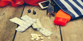 Summer women's beach accessories for your sea holiday and pill on old wooden background. Concept of medication required in journey. Toned image. Les arrêts du 10 septembre 2025 sur les congés payés ou le syndrome du juge légiférant