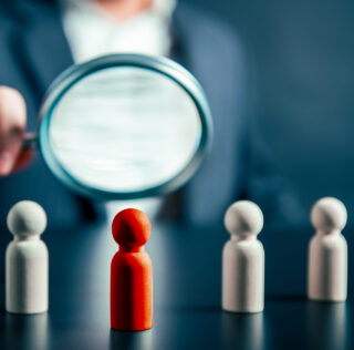 Magnifying success powerful red wooden businessman leading way. Human resource empowering corporate strategic teamwork unlock potential find perfect fit HR employment discovering unique talent concept L’évaluation des salariés : un pouvoir patronal reposant sur des méthodes objectives