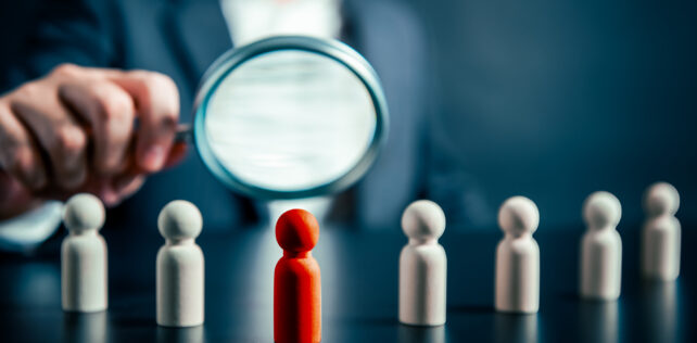 Magnifying success powerful red wooden businessman leading way. Human resource empowering corporate strategic teamwork unlock potential find perfect fit HR employment discovering unique talent concept L’évaluation des salariés : un pouvoir patronal reposant sur des méthodes objectives