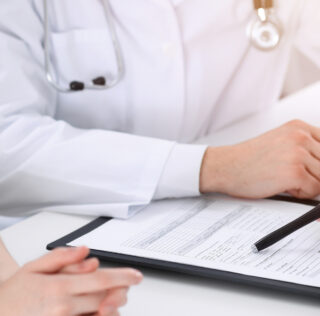 En cas de refus par le salarié inapte d’un poste de reclassement, le médecin du travail doit être à nouveau consulté !